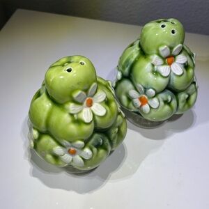 Vintage 1967 Set Inarco Japan E2664 Apple & Daisy Salt & Pepper Shakers